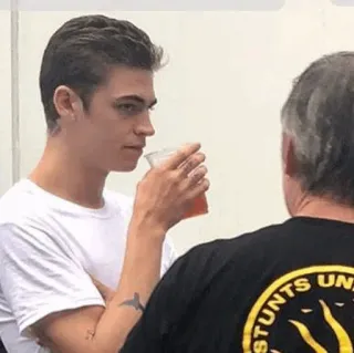 🗝 811ae697 STUNTS UNI hombre, persona, bebida, aturdir telegram sticker