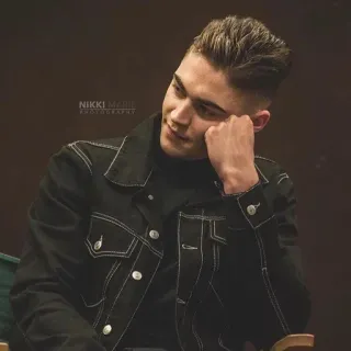🗝 fa2ea118 NIKKI MR. B PHOTOGRAPHY retrato, hombre, fotografía, chaqueta negra, sentado, estilo telegram sticker