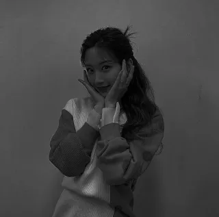 🍯 0dd1c0b7 kobieta, portret, osoba, wewnątrz, twarz, uśmiech telegram sticker