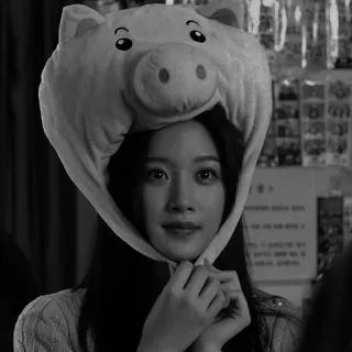 🍯 cb6151f2 kobieta, czapka świni, portret, słodkie, skala szarości telegram sticker