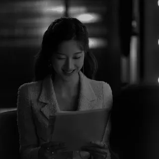 🍯 eba7197c kobieta, portret, uśmiechnięta, wewnątrz, czarno-białe, profesjonalny telegram sticker