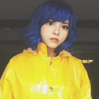 🎾 6adea8d1 Coralline Coraline, película, personaje, chica, impermeable amarillo, pelo azul, cosplay telegram sticker