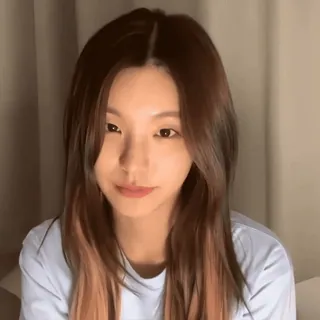 🛼 07b20da5 wanita, potret, orang, perempuan, rambut, wajah telegram sticker