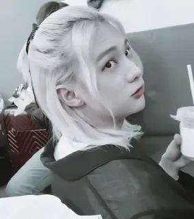 🔮 03a9a790 persona, uomo, capelli biondi, kpop, asiatico, ritratto telegram sticker