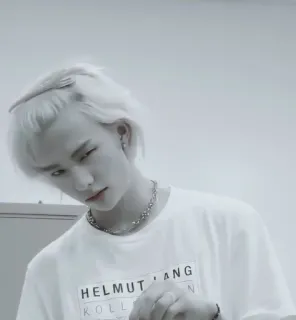 🔮 5edca3bd HELMUT LANG helmut lang, moda, stile, t-shirt, persona telegram sticker