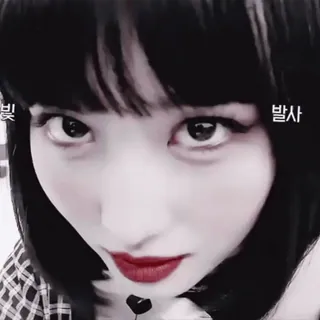 🍑 20cd8f7c 빛 발사 mujer, coreana, persona, retrato, Momo whatsapp sticker