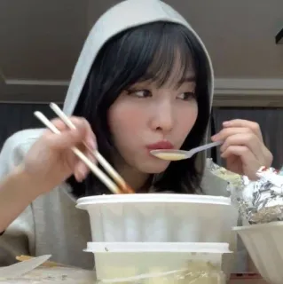 🌟 5d0a254a essen, lebensmittel, essstäbchen, suppe, asiatisch essen, frau, hoodie telegram sticker