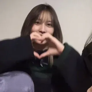 🌟 e2afffeb Frau, Herz, Liebe, Geste, Lächeln telegram sticker