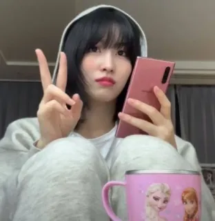 🌟 fe9f4454 Frau, Friedenszeichen, Selfie, Handy, Tasse, Innenbereich telegram sticker