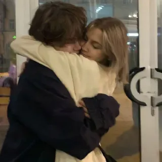 😚 e09e99d8 Paar, Umarmung, Liebe, Zuneigung, Romantik, Beziehung telegram sticker