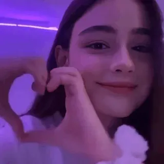 🫶 fb6502ba Frau, Herz, Liebe, Geste, Porträt, Selfie telegram sticker