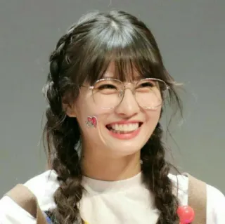 🍑 913c5d5b ผู้หญิง, แว่นตา, ยิ้ม, ภาพเหมือน, ผมเปีย, ร่าเริง telegram sticker