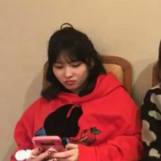 🍑 a04aa816 ผู้หญิง, เสื้อฮู้ดสีแดง, โทรศัพท์, ในร่ม, เกาหลี, เอเชีย, ผู้หญิง, คน telegram sticker