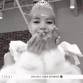 🪐 bd5f3f32 Lisa 크리스마스 선물로 준비했어요 🎁 Lisa, Blackpink, Kpop, Weihnachten, Geschenk, Tiara whatsapp sticker
