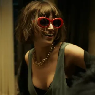 😂 2069e0e6 женщина, солнцезащитные очки, улыбка, портрет telegram sticker