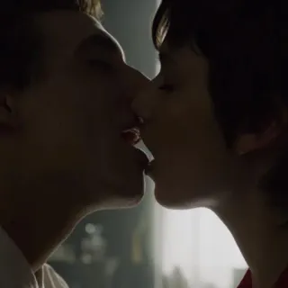 😘 44d41507 Money Heist キス, ロマンス, カップル, 愛, 愛情, 恋愛 whatsapp sticker