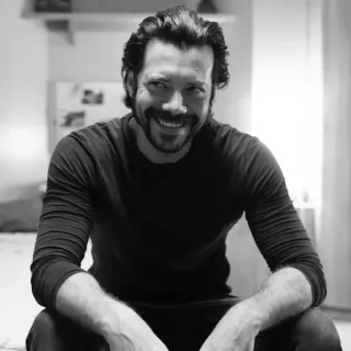 😂 dea28bb7 hombre, retrato, sonriendo, adulto, blanco y negro, interior telegram sticker