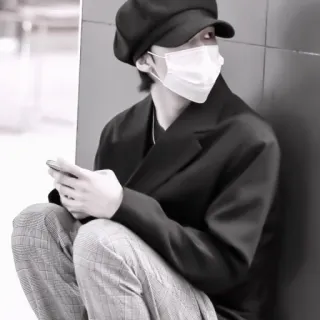 🐾 7573ae40 사람, 마스크, 재킷, 모자, 앉아있는, 흑백 whatsapp sticker