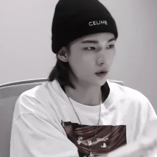 🐾 a8991608 CELINE 의류, 모자, 비니, Celine, 패션 whatsapp sticker