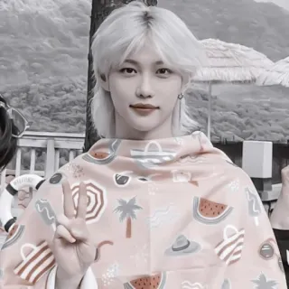 📦 697669c6 Felix kpop, chanteur, idole, signe de paix, mignon, plage, été whatsapp sticker