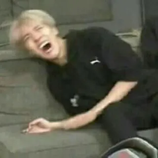 😂 4f1cd089 person, ausdruck, emotionen, lachen, mann, couch telegram sticker