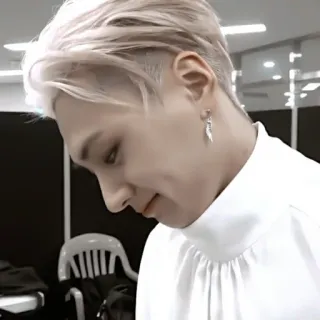 💴 85690827 Person, Mann, Porträt, Weißes Haar, Ohrring, Stil whatsapp sticker