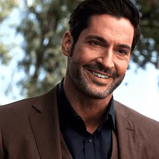 😂 9241e606 Lucifer сериал, персонаж, мужчина, улыбка, портрет, костюм, дьявол telegram sticker