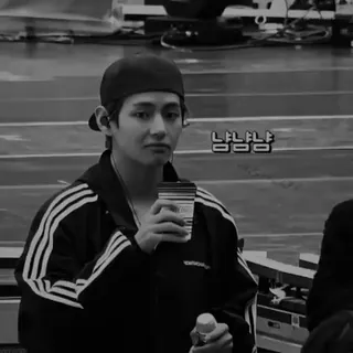 🃏 41e34091 남남남 đàn ông, hàn quốc, mũ lưỡi trai, đen trắng, cà phê, người telegram sticker