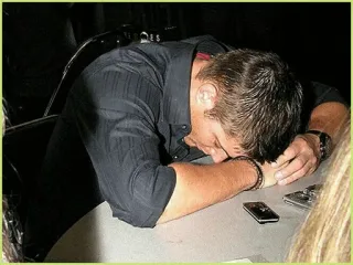 🎈 3b08e728 slapen, moe, dronken, man, tafel telegram sticker