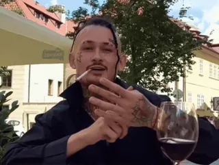 😎 b825bbdb người đàn ông, thuốc lá, hình xăm, rượu vang, ngoài trời, tòa nhà telegram sticker