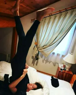 🌙 37c82ab1 wanita, yoga, tempat tidur, dalam ruangan, kamar, rumah, kebugaran telegram sticker