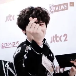 🌙 5c561068 V LIVE K-pop, Finger heart, Aktor, Korea, Selebriti telegram sticker