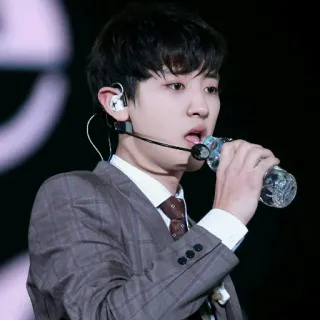 🌙 ec592ded pria, kpop, penyanyi, idola, air, minuman telegram sticker