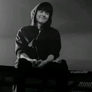 🌙 f0f4cd06 Vcomessofar orang, hoodie, potret, monokrom telegram sticker