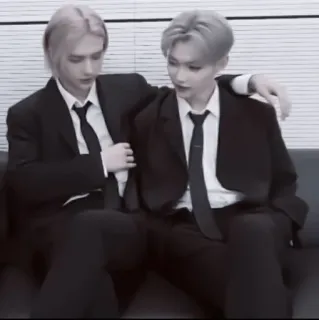 🍫:#hyunlix  @r1mnticxstick :: @fStikBot whatsapp stickers