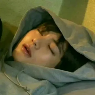 🎭 ce2ccea4 นอน, เสื้อมีฮู้ด, ในร่ม, ผ่อนคลาย, สงบ, พักผ่อน telegram sticker