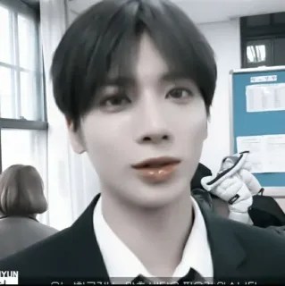 👒 8ca65908 아, 이렇게 예쁘게 찍어주셨습니다 person, male, korean, boy, portrait telegram sticker