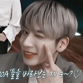 👒 d685a29f MOA'들을 바라보는 제 눈~?♡ k-pop, wink, handsome, person, selfie, idol telegram sticker