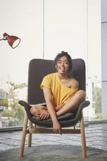 🍑 30d68fc1 femme, chaise, assise, intérieur, pièce, fenêtre whatsapp sticker