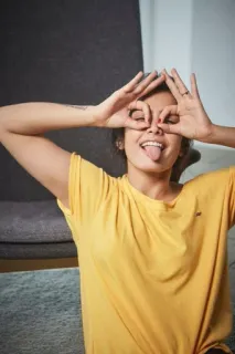 🍑 62e67cab femme, langue, portrait, chemise jaune, expression du visage, enjoué whatsapp sticker