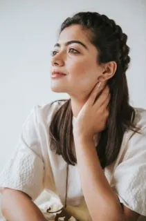 🍑 92731471 femme, portrait, cheveux tressés, regard vers le haut, personne, bijoux whatsapp sticker