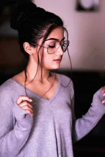 🍑 c129ea10 femme, lunettes, portrait, haut, chignon, cheveux longs whatsapp sticker