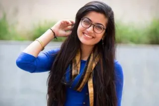 🍑 d893594a femme, portrait, sourire, lunettes, indienne whatsapp sticker