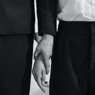 🌟 12f3efcb 손 잡기, 사랑, 사람들, 로맨스, 관계, 흑백 telegram sticker