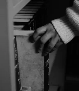 ❣ a8e0e17e 손, 책장, 책, 도서관, 독서, 문학, 선반 telegram sticker