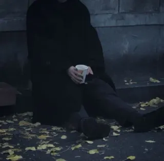 🌟 e90eadba 사람, 앉아있는, 컵, 잎, 어두운 옷, 야외 telegram sticker