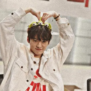 🥀 080b2ef8 Person, Herzhand, Stirnband, Freizeitkleidung telegram sticker