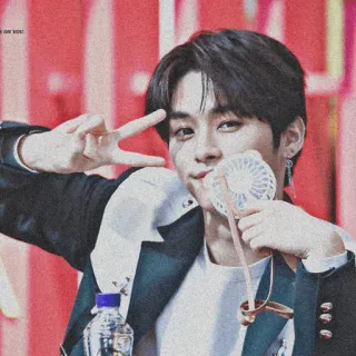 🥀 9f4c132d kpop, asiatisch, Mann, Fan, Friedenszeichen, Idol telegram sticker