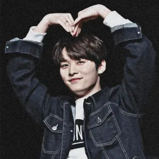 🥀 ebbbf33c Person, Kpop, Mann, Herzgeste, gutaussehend, lässig, Lächeln telegram sticker