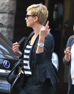 🖕 3ef5db3b dito medio, gesto offensivo, donna, occhiali da sole, persona, street style telegram sticker